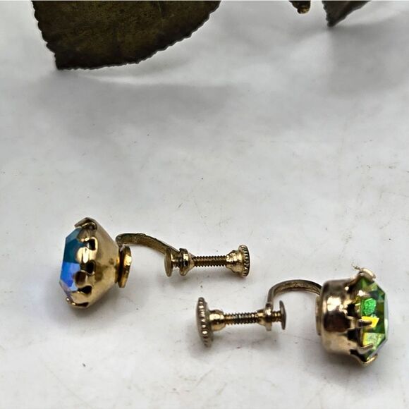 "5/$25" Vtg Aurora Borealis Crystal Goldtone Mismatched Prong Screwback Earrings - Picture 3 of 3